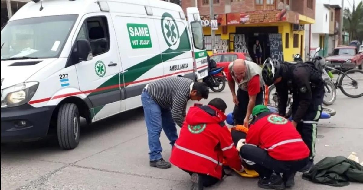 Fue encandilado por el sol y atropelloacute a una mujer y a su hijo adolescente