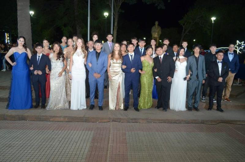 Maacutes de mil estudiantes vivieron una noche inolvidable con la Cena Blanca