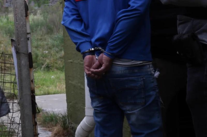 Amenazoacute de muerte a sus familiares y atacoacute a pedradas a efectivos policiales