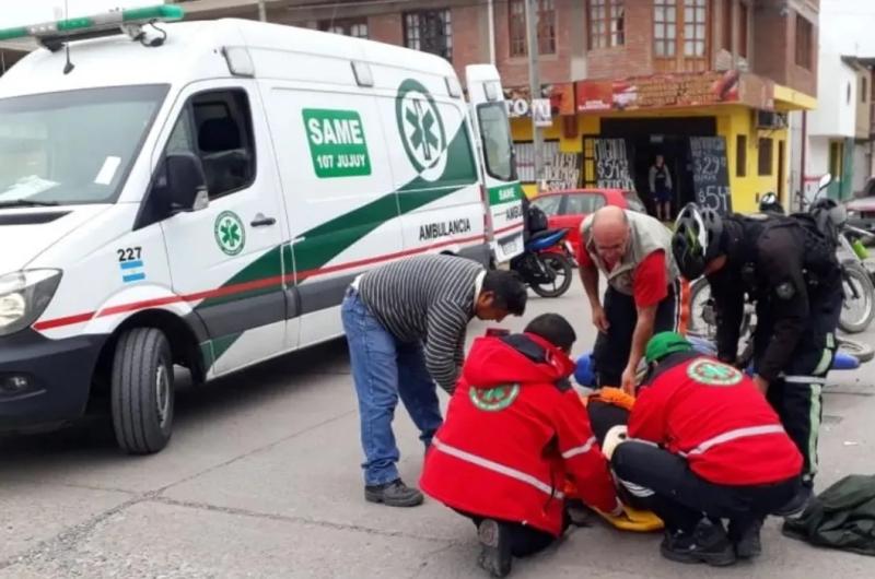 Fue encandilado por el sol y atropelloacute a una mujer y a su hijo adolescente