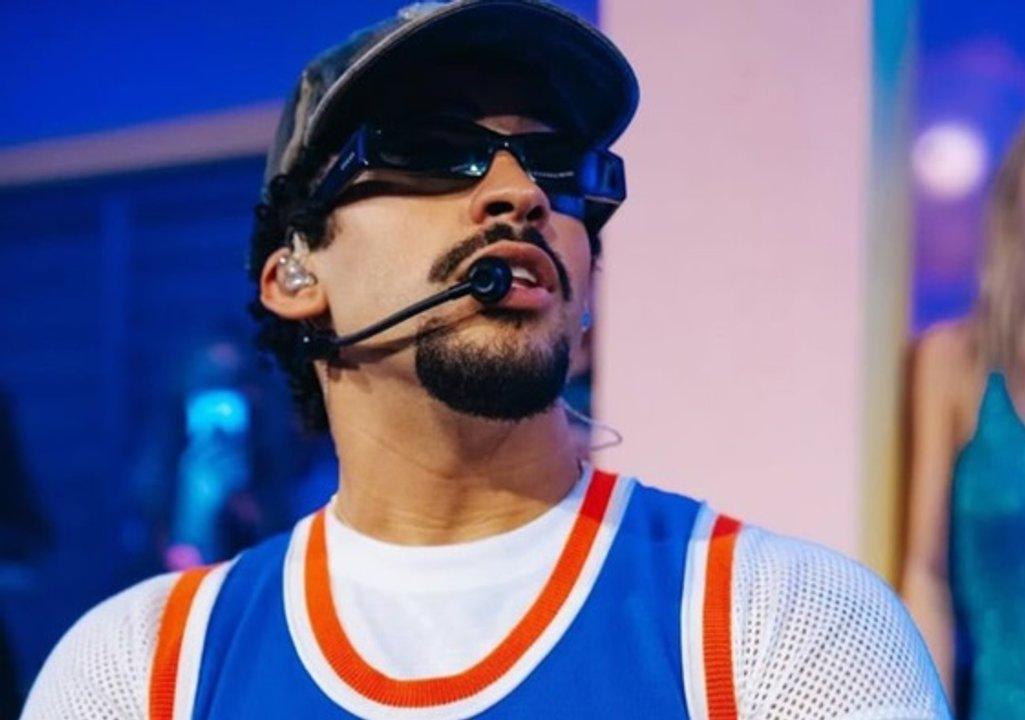 El susto de Bad Bunny en pleno show- sufrioacute una caiacuteda al borde del escenario