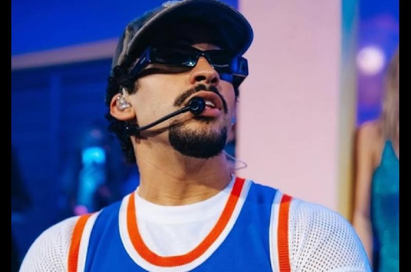 El susto de Bad Bunny en pleno show- sufrioacute una caiacuteda al borde del escenario