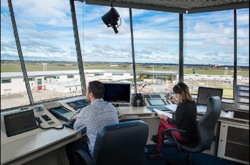 Controladores aeacutereos preparan medidas de fuerza que pueden afectar los vuelos en las fiestas