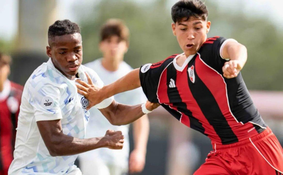 Dos juveniles de River saludaron a su iacutedolo Messi en plena Messi Cup y el momento explotoacute en redes