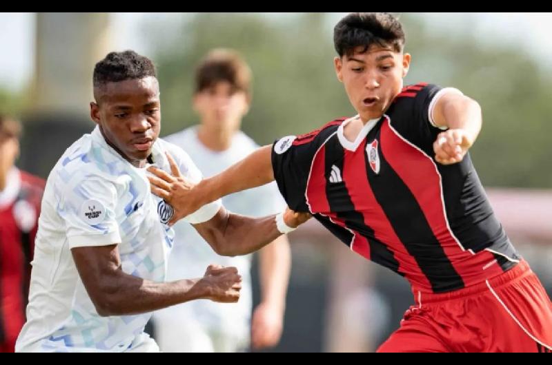 Dos juveniles de River saludaron a su iacutedolo Messi en plena Messi Cup y el momento explotoacute en redes