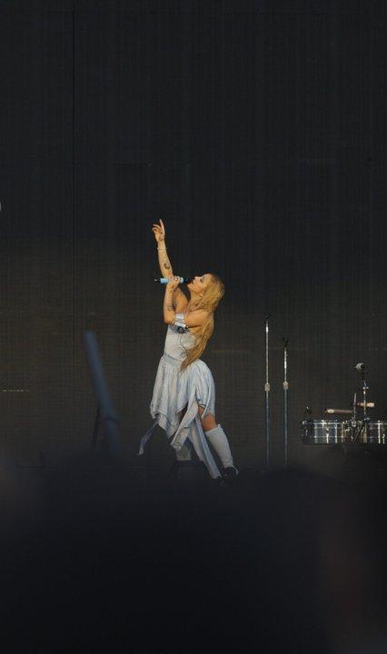 El encuentro entre Shakira y Aacutengela Torres despueacutes del tercer show en Veacutelez