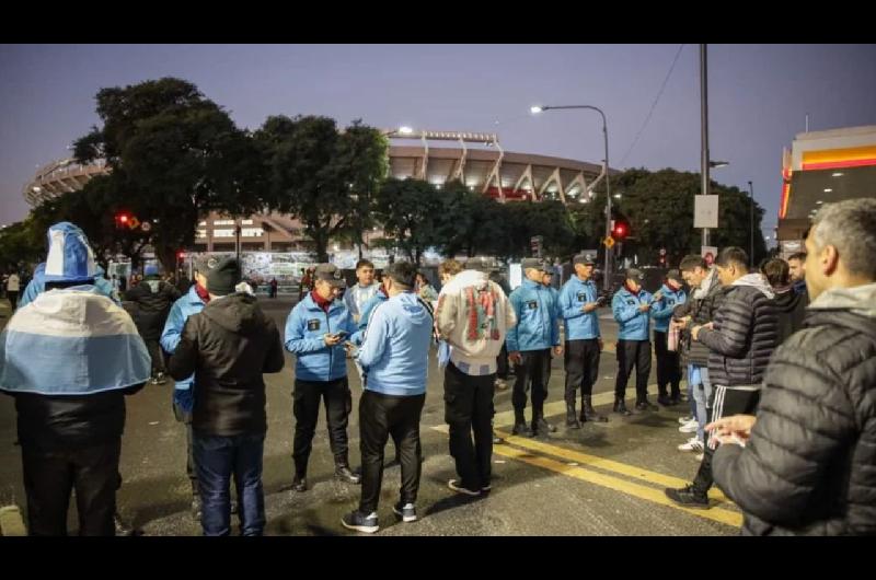 Imputaron a una mujer por falsificar carnets de River y venderlos por Facebook