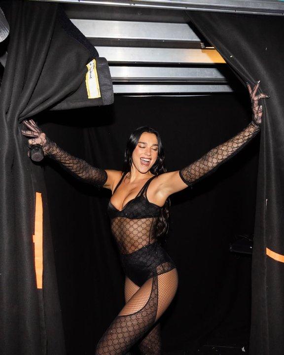 El look viral de Dua Lipa en cola less
