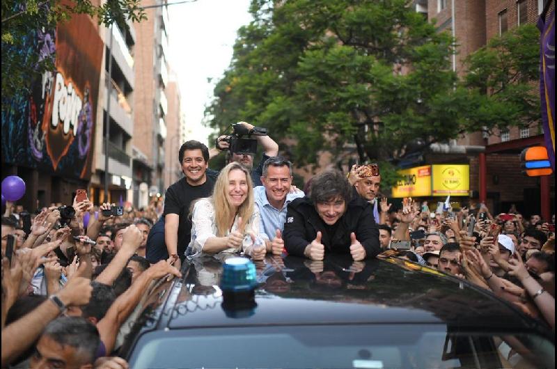 ldquoTour de la Gratitudrdquo- Milei encabezoacute una caravana en Coacuterdoba e interactuoacute con una multitud libertaria 