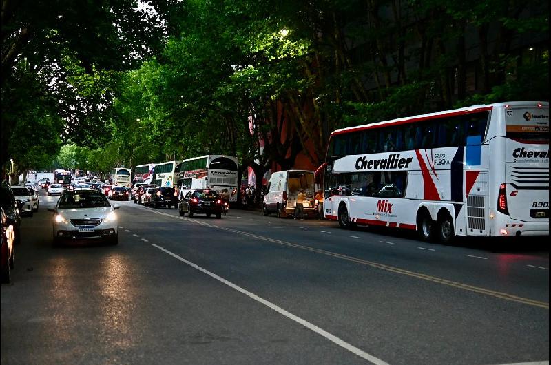 Chocaron tres micros con hinchas de Estudiantes de La Plata