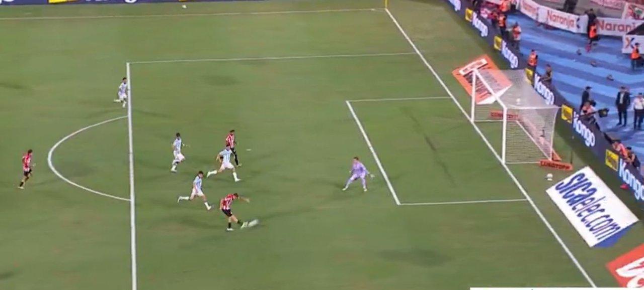 Gran atajada de Cambeses para salvar a Racing