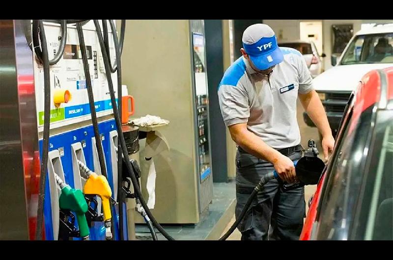 YPF baja el precio de la nafta- cuaacutendo se aplica el descuento anunciado por Horacio Mariacuten
