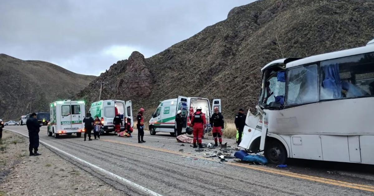 Un muerto y maacutes de 20 heridos en un choque entre un camioacuten y un colectivo