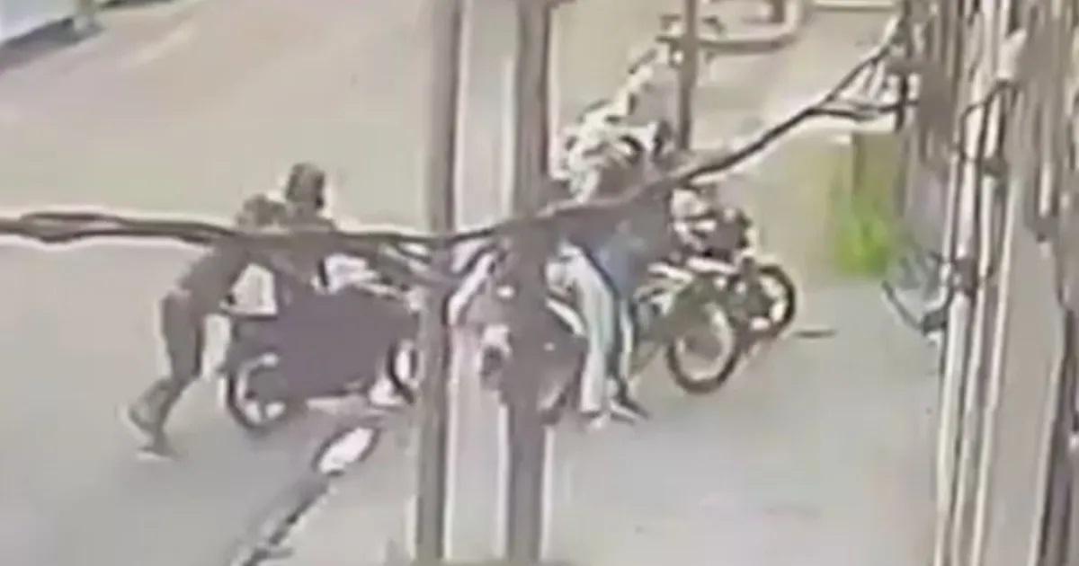 Seis motociclistas asaltaron y golpearon a un joven tras una persecucioacuten