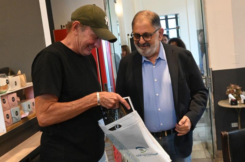 Distinguen a un emprendedor que ocupa a personas con discapacidad