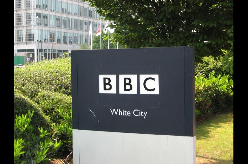 Trump demandoacute a la BBC por difamacioacuten y exige 5000 millones de doacutelares