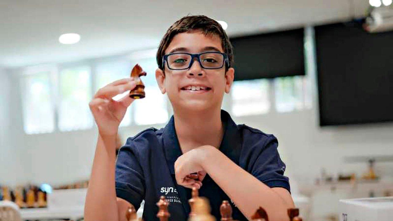 El gesto de Garry Kaspaacuterov con el destacado ajedrecista argentino Faustino Oro