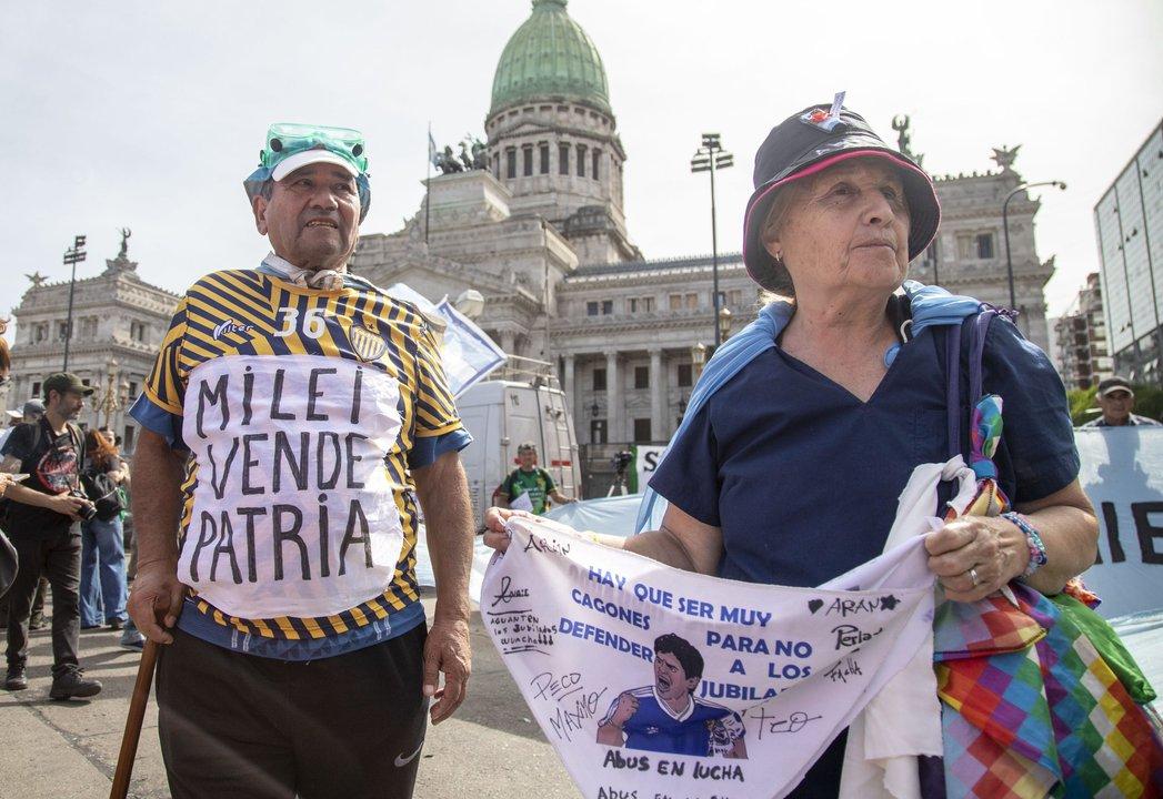 Incidentes en la marcha de jubilados- golpes y tironeos con la Policiacutea