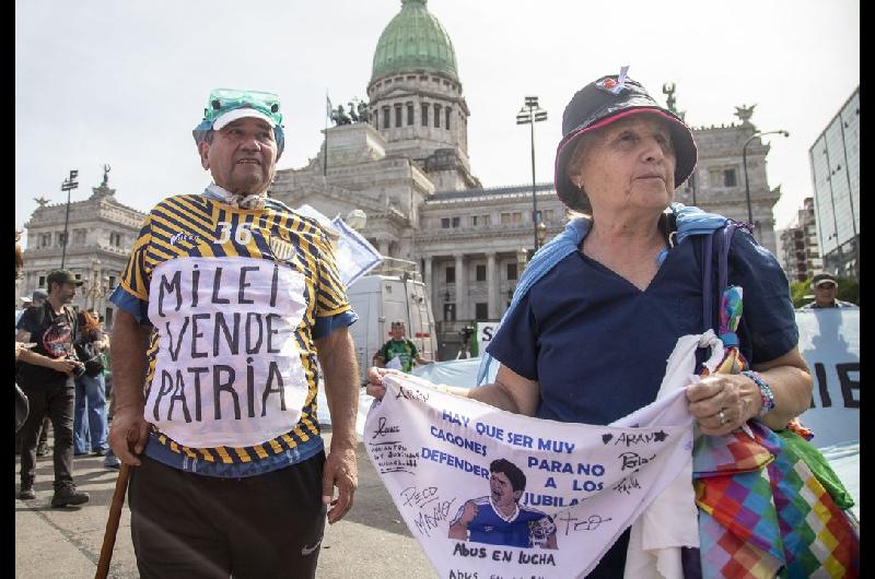 Incidentes en la marcha de jubilados- golpes y tironeos con la Policiacutea