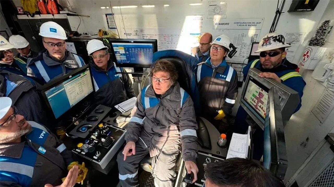 Milei y una curiosidad sobre su vestimenta- ldquoTengo 14 mamelucos de YPF uso dos por diacuteardquo