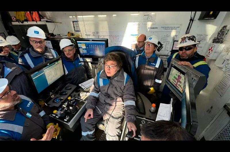 Milei y una curiosidad sobre su vestimenta- ldquoTengo 14 mamelucos de YPF uso dos por diacuteardquo