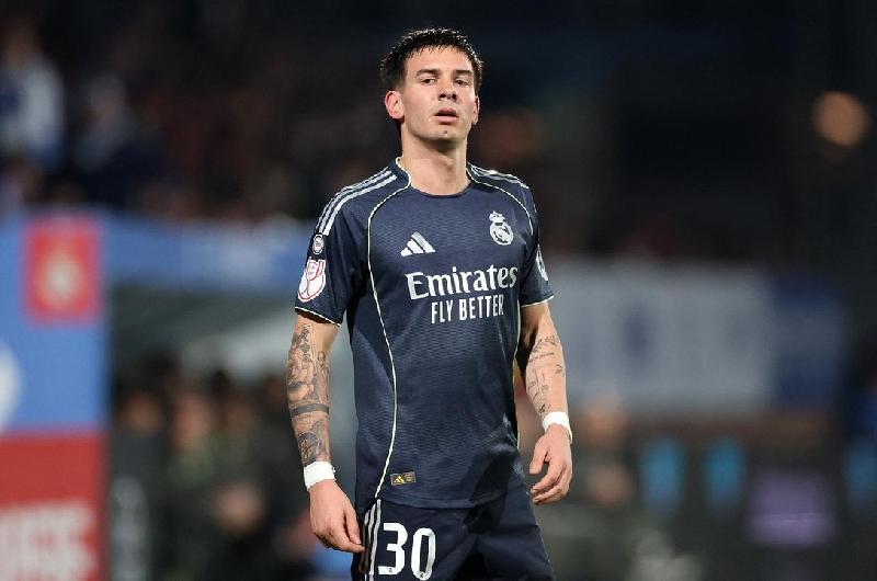 Copa del Rey- Mastantuono tocoacute la pelota con ambas manos tras un pase de Mbappeacute