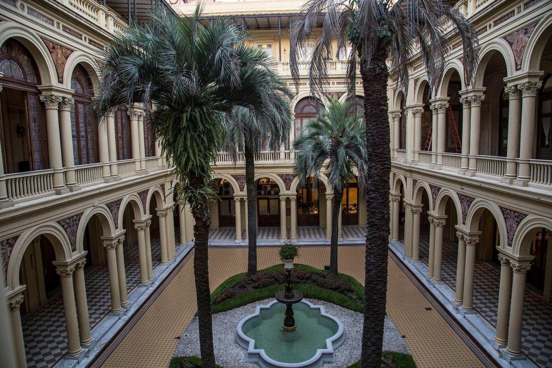 Bajo las palmeras- Milei se empantana en el Congreso con sus reformas y se indigna con sus negociadores