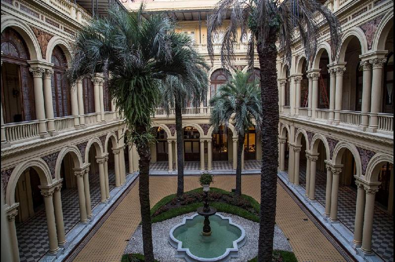 Bajo las palmeras- Milei se empantana en el Congreso con sus reformas y se indigna con sus negociadores