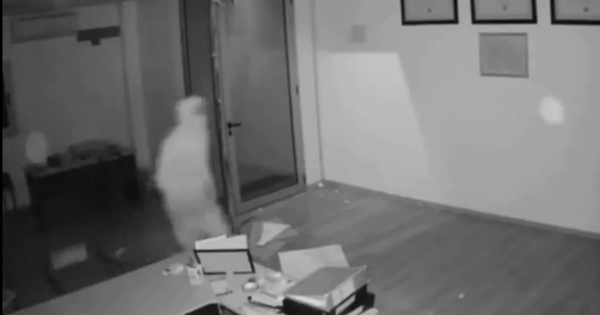 Encapuchado encantildeonoacute a una mujer buscando robar