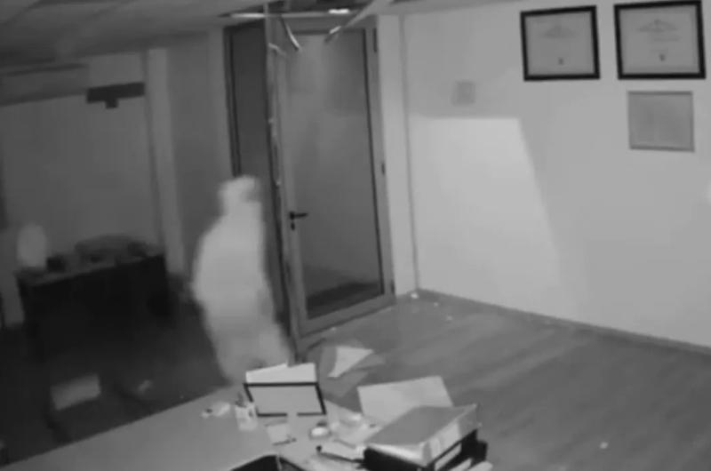 Encapuchado encantildeonoacute a una mujer buscando robar