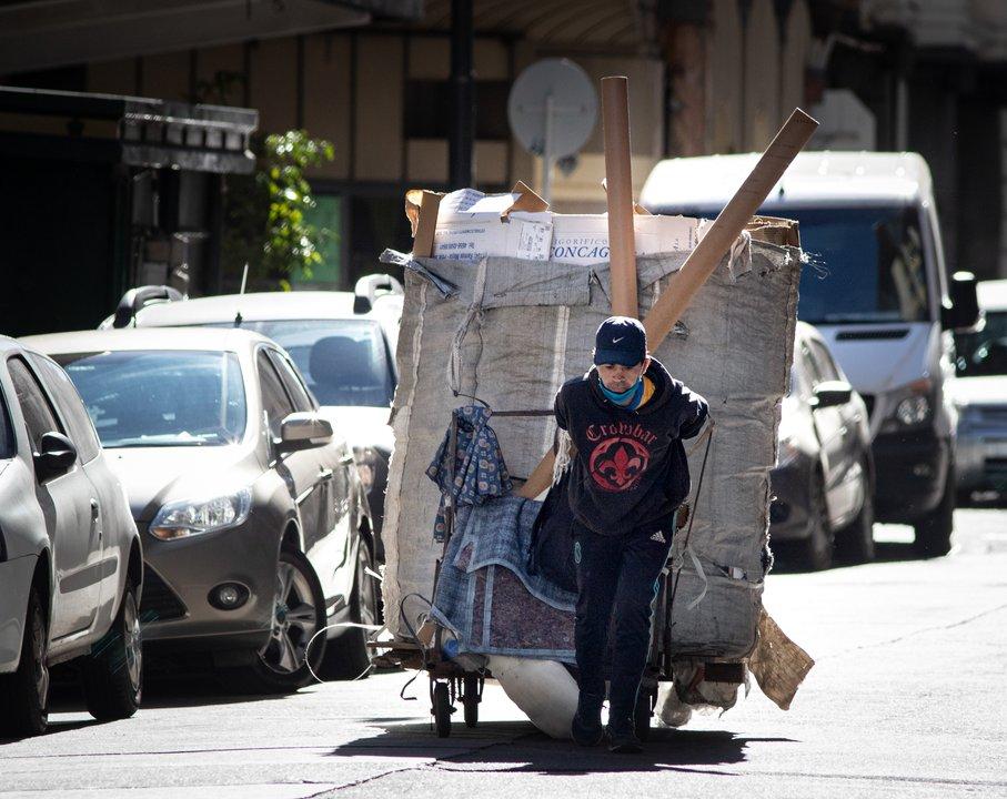 El Gobierno dice que redujo a la mitad la pobreza en dos antildeos de gestioacuten