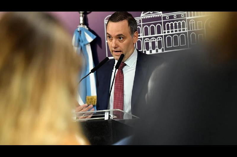 Manuel Adorni presentoacute el resumen semanal con eje en la baja de la pobreza