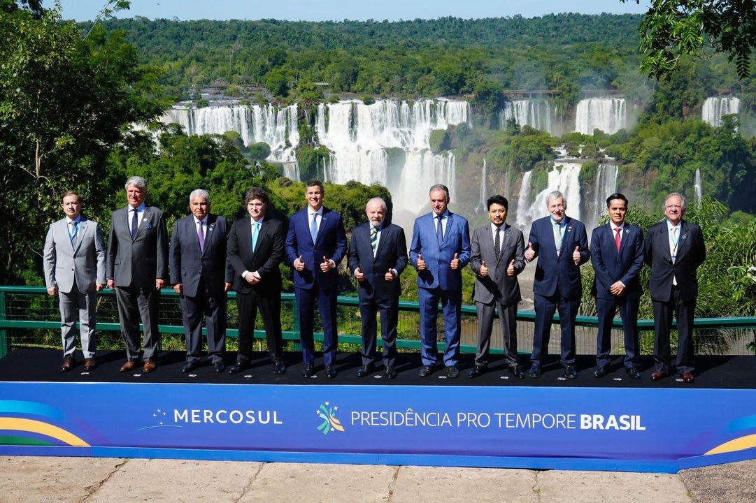 Cumbre del Mercosur- un tanto distante Milei posoacute para la foto familiar con las Cataratas de fondo
