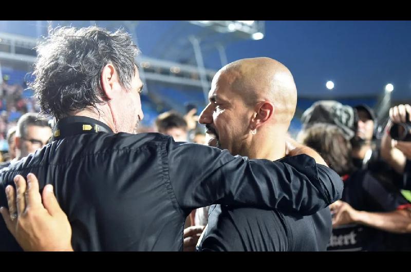 Estudiantes- Domiacutenguez le metioacute presioacuten a la dirigencia por su renovacioacuten