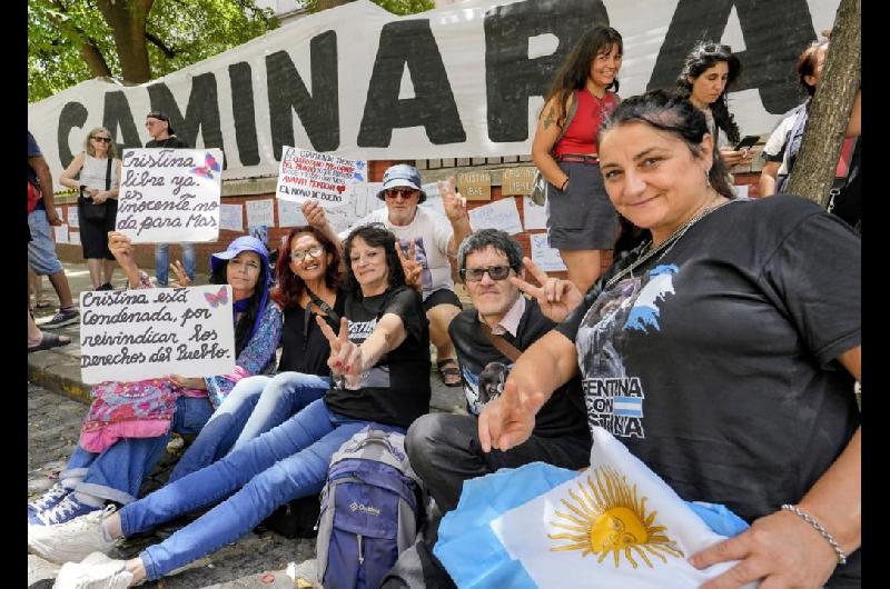 La salud de Cristina Kirchner- militantes hicieron una vigilia y acampan en el Sanatorio Otamendi