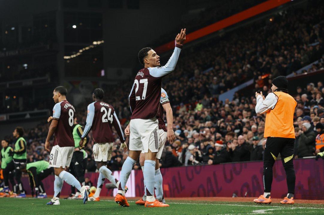 Con el ldquoDiburdquo Martiacutenez de titular Aston Villa vencioacute al Manchester United 