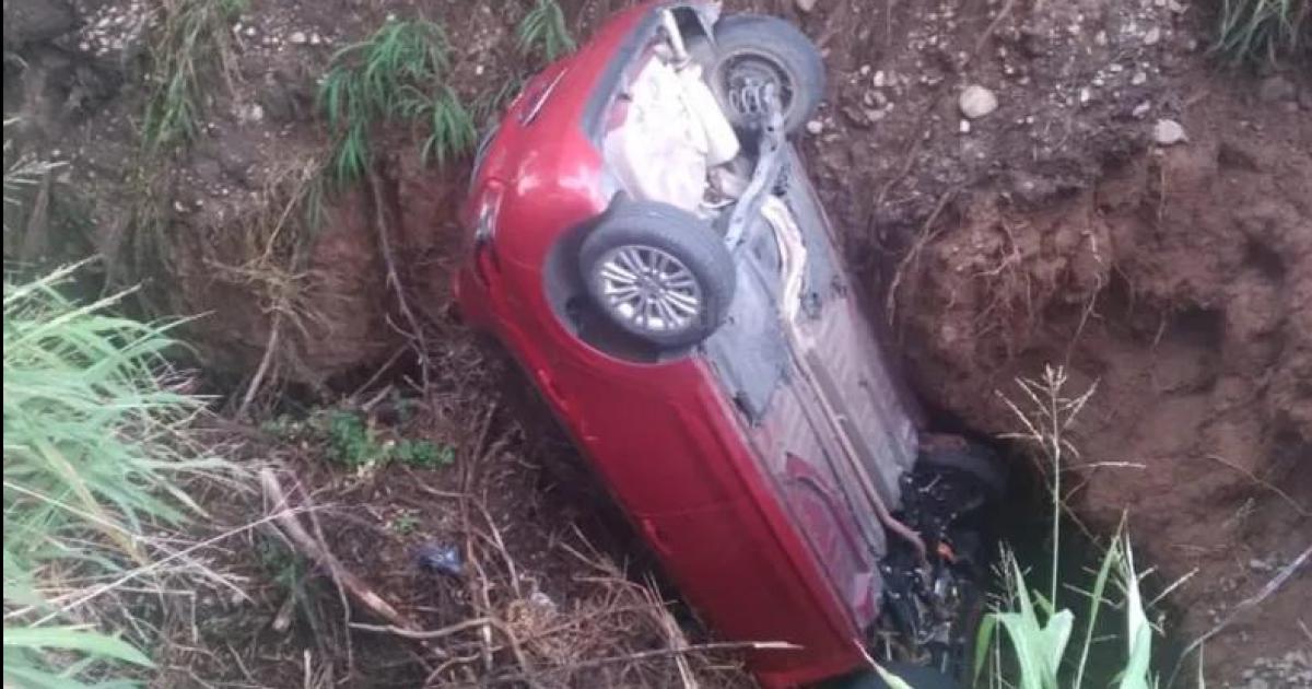 Un auto cayoacute por un barranco en Higuerillas 