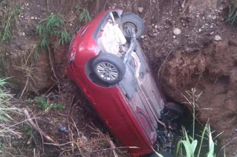 Un auto cayoacute por un barranco en Higuerillas 