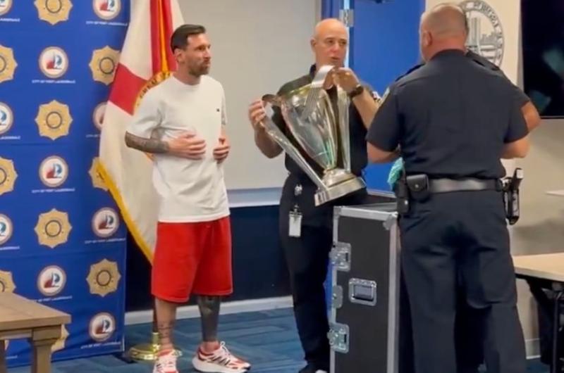 Lionel Messi sorprendioacute a la Policiacutea de Fort Lauderdale con el trofeo de la MLS