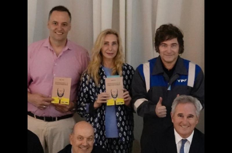 De queacute trata ldquoDefendiendo lo indefendiblerdquo el libro que Milei regaloacute a sus funcionarios