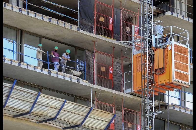 Los trabajadores informales ganan la mitad de los que estaacuten en blanco