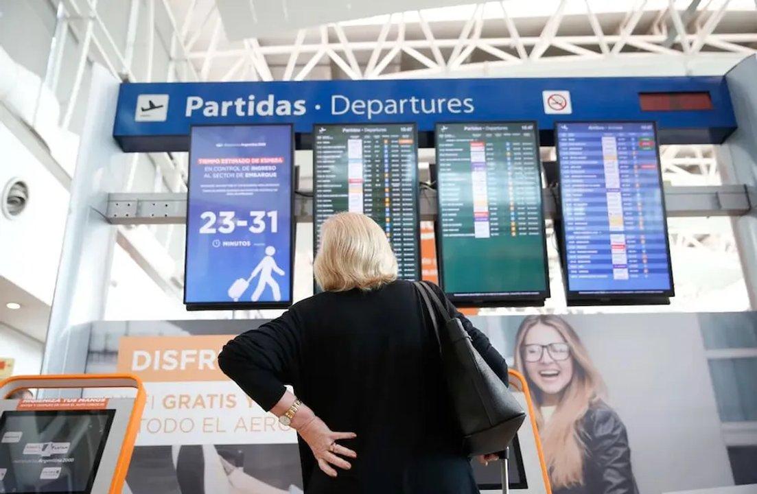 La cantidad de turistas que viajaron al exterior subioacute 153-en-porciento- en noviembre y presionoacute la salida de divisas