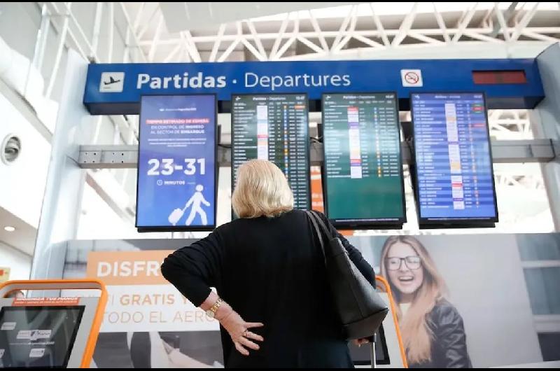 La cantidad de turistas que viajaron al exterior subioacute 153-en-porciento- en noviembre y presionoacute la salida de divisas