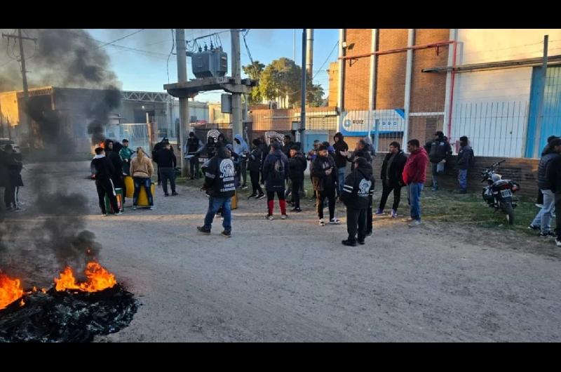 Teloacuten para una faacutebrica de neumaacuteticos cordobesa- 40 operarios en la calle que se suman a una sangriacutea de despidos