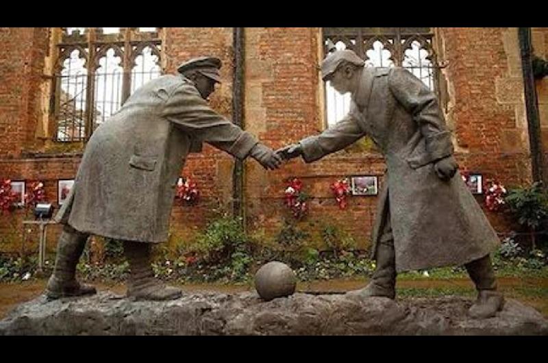 El diacutea que la Navidad y el fuacutetbol frenaron momentaacuteneamente la Primera Guerra Mundial