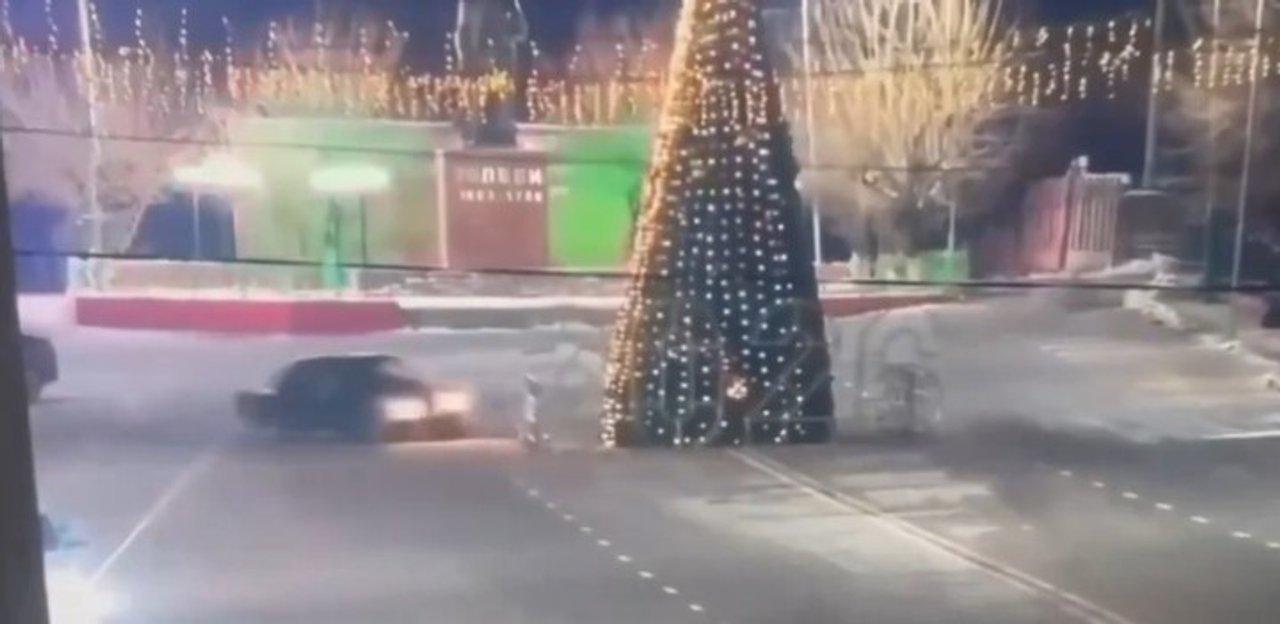 iquestldquoGrinchrdquo al volante Derriboacute un aacuterbol de Navidad gigante con su auto y se volvioacute viral