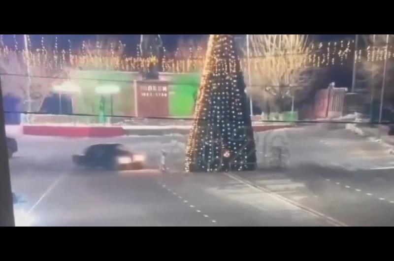 iquestldquoGrinchrdquo al volante Derriboacute un aacuterbol de Navidad gigante con su auto y se volvioacute viral