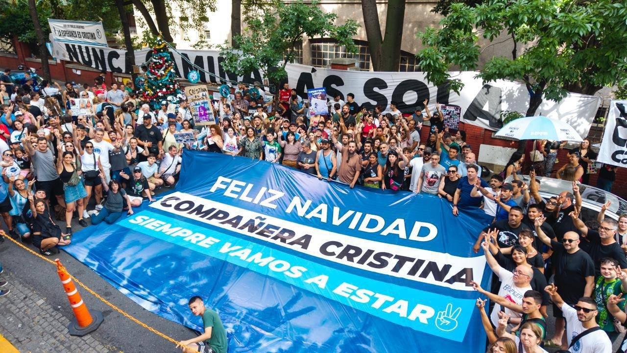 Militantes K se reunieron frente al sanatorio Otamendi con una bandera gigante- ldquoFeliz navidad compantildeera Cristinardquo