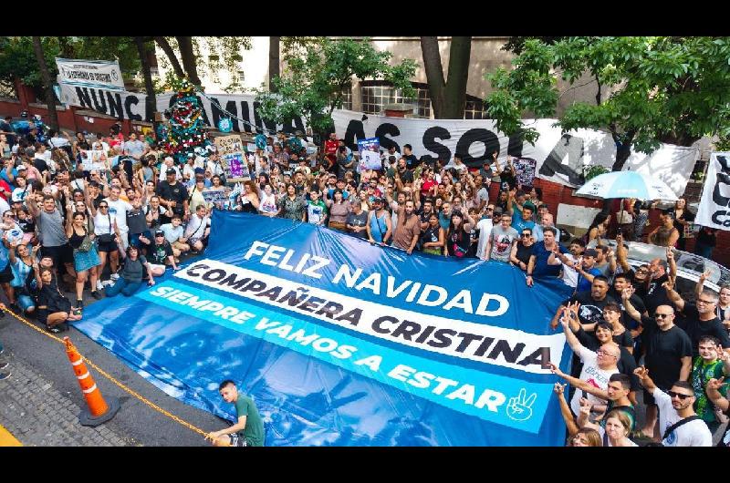 Militantes K se reunieron frente al sanatorio Otamendi con una bandera gigante- ldquoFeliz navidad compantildeera Cristinardquo