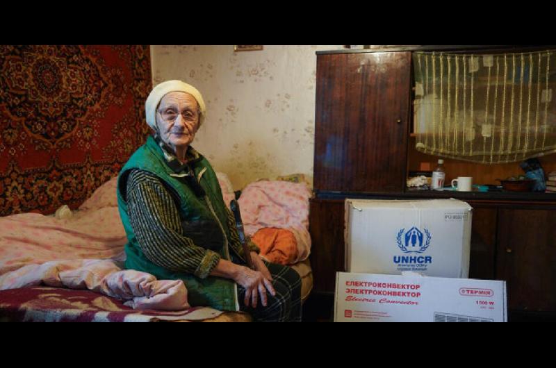 Nadiia tiene 80 antildeos sobrevive a bombardeos y al friacuteo en el sur de Ucrania y cuida de un hijo discapacitado